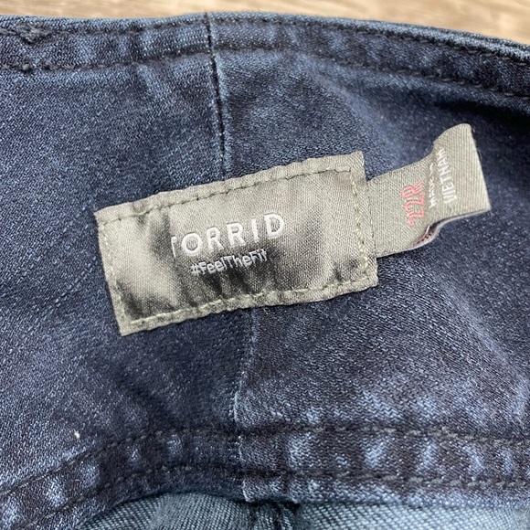 Torrid Women Jeans US 18 R - 4 Button Skinny Leg Dark Wash Plus Size - Picture 6 of 9